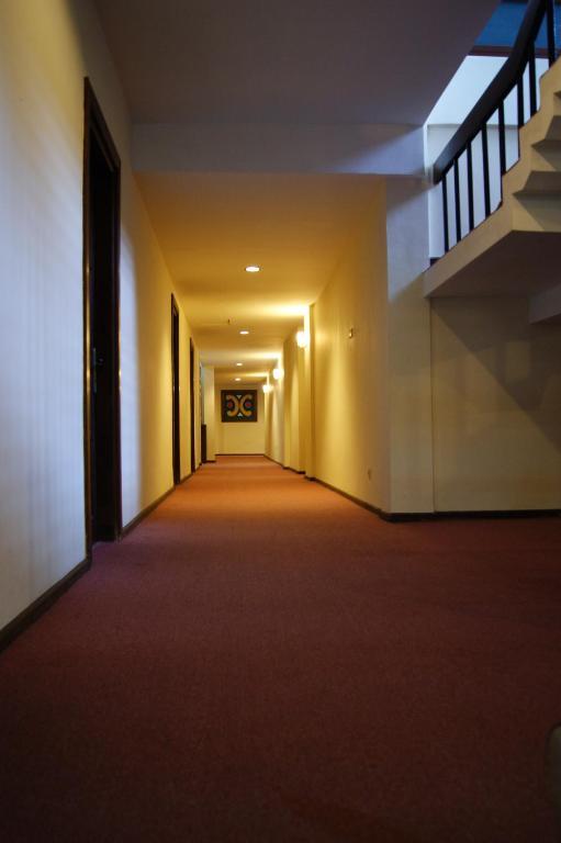 Grand Sumatera Hotel Сурабая Экстерьер фото